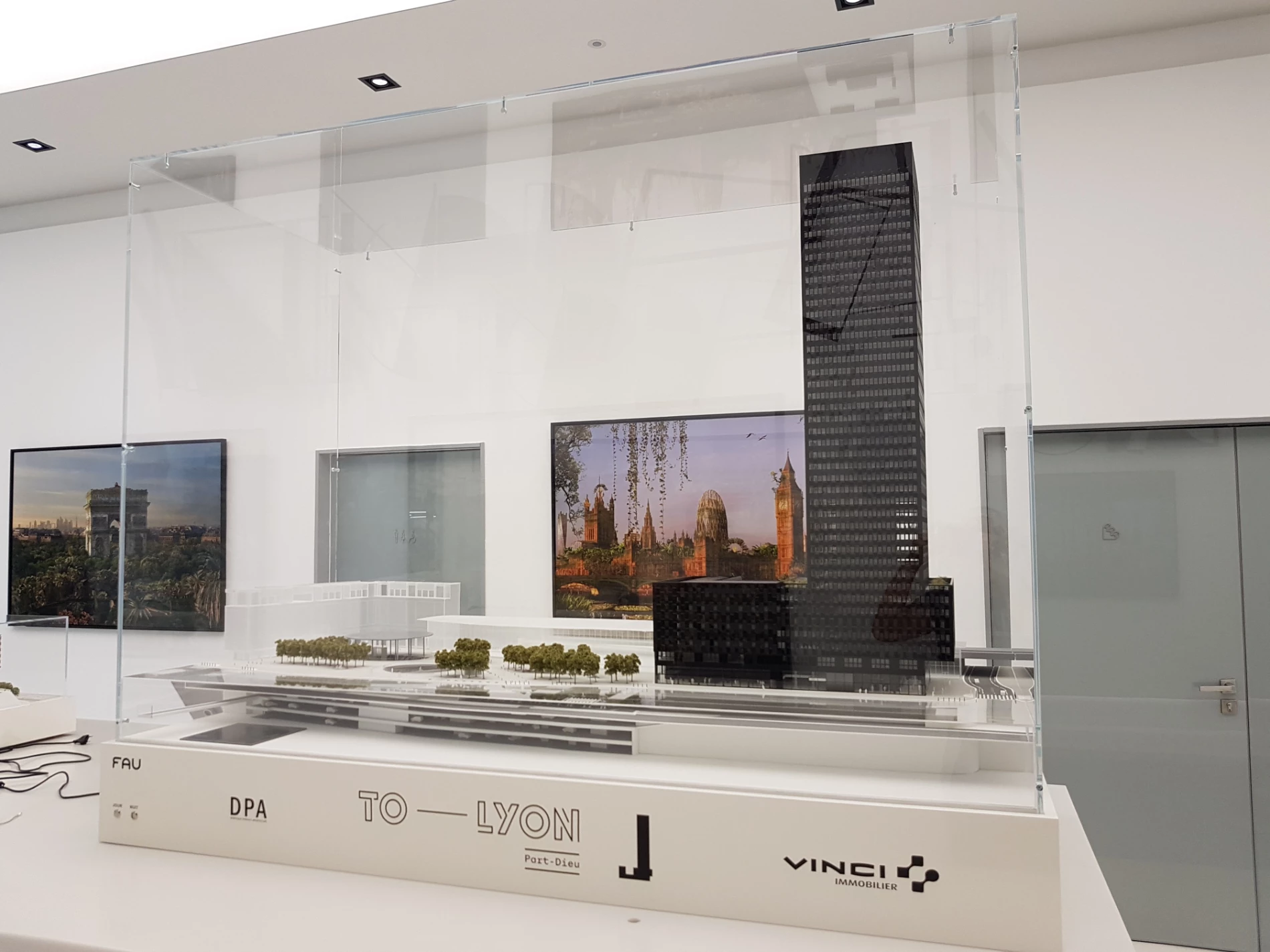 maquette physique tour to showroom vue globale atelier fau
